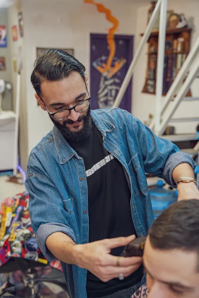 חנדי בעבודה על הכיסא עם חיוך ויחס אישי — חנדיס ברברשופ רמת גן