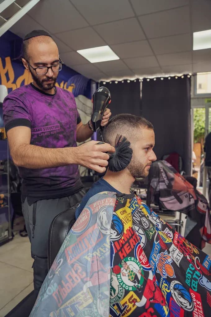 משה מייבש ומברש סקין פייד טרי ללקוח — חנדיס ברברשופ רמת גן
