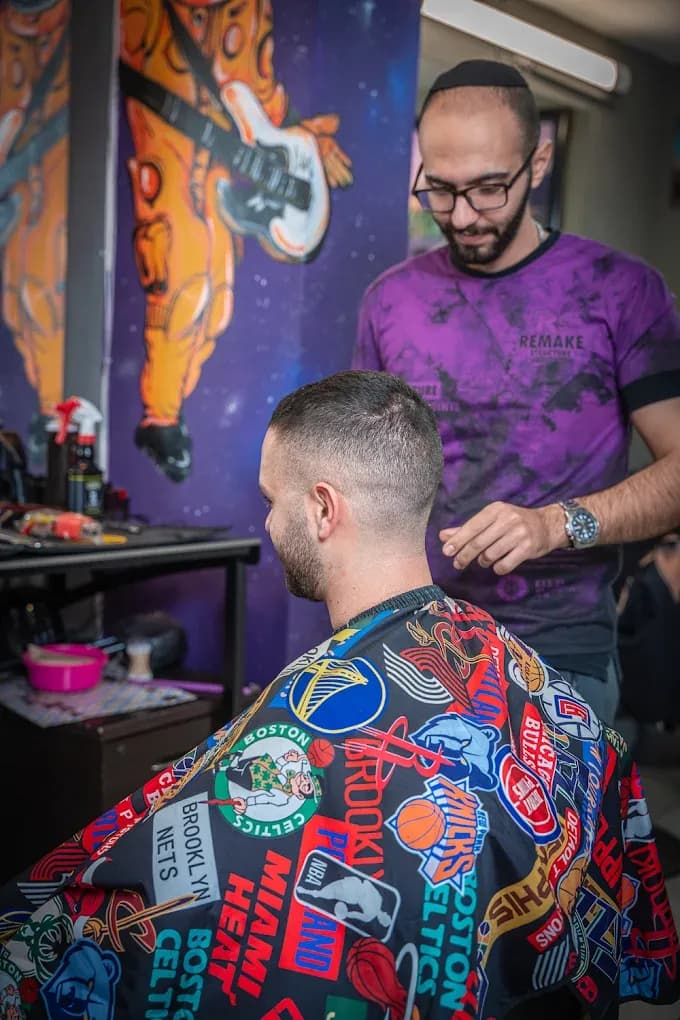משה מסיים תספורת ומדייק את הקווים — חנדיס ברברשופ רמת גן