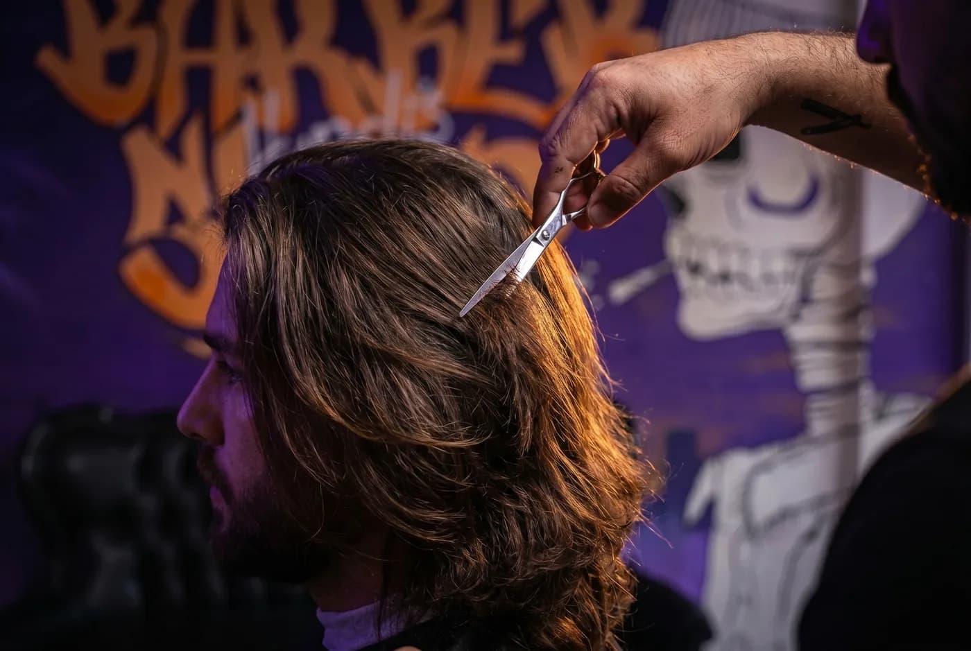 תספורת מספריים לשיער ארוך לגברים ברמת גן — Handi's Barbershop